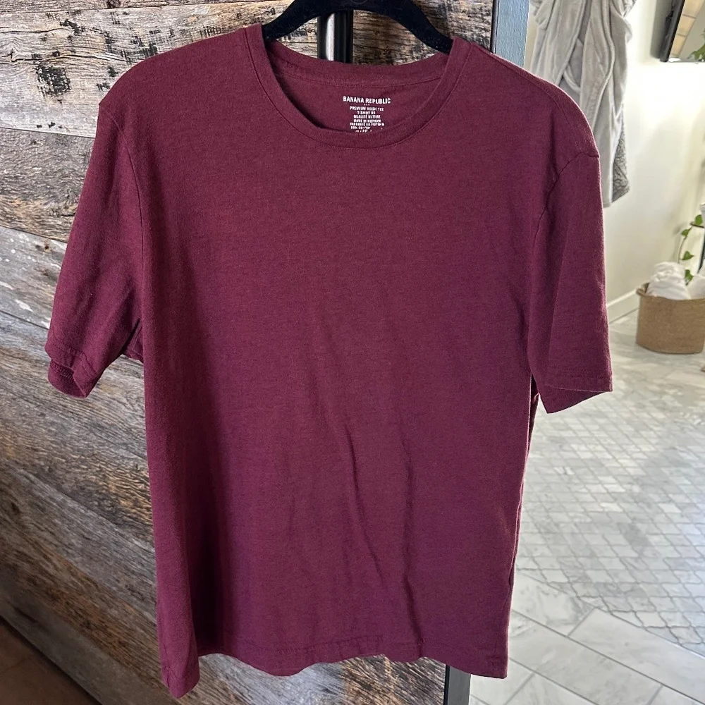 Banana Republic Premium Wash Tee – Burgundy – Men’s Size M